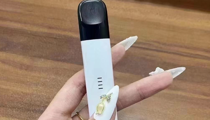 悦刻幻彩灯闪烁代表什么意思？悦刻烟杆烟弹保养小技巧